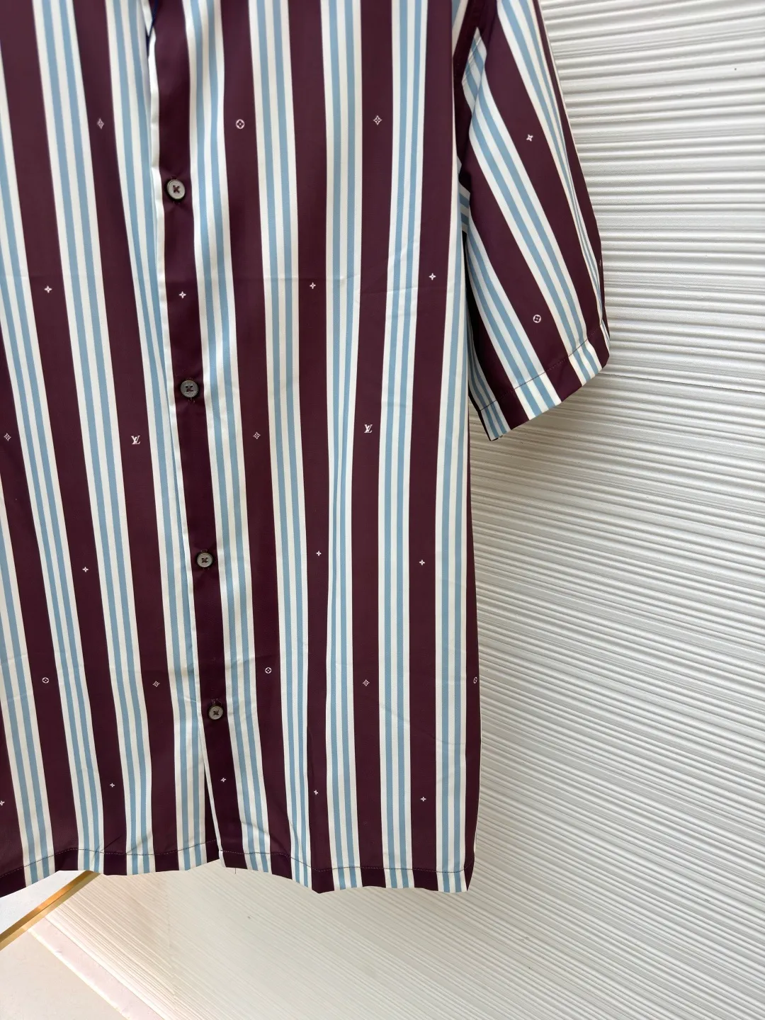 LOUIS VUITTON striped short-sleeved shirt ●Original version: Purchased and developed for 10300 ●Item number: 1682488-A45 ●Fabric: cotton blended fabric ●Technology: made on positioning cutting machine ●Color: brown ●Version: fitted version ●Weight: about 185 grams ●Size: S-M-L-XL ●Description: This style of LOUIS VUITTON striped short-sleeved shirt is made of high-quality woven fabric as the base, and uses direct-injection technology to restore the classic striped pattern. The color reproduction is high, the pattern is delicate and firm, and it is not easy to fade or smudge. The splicing parts of the body are all processed by hand-made overlock sewing technology, and the stitching is smooth and dense, which effectively prevents the edges of the fabric from fuzzing and improves the overall durability. The shirt has a standard lapel shape, with a crisp collar that is not easily deformed. Customized hardware is used for the buttons at the placket, which has a thick texture and good gloss. The length, bust and other sizes increase from S to XL. The measurement error of 1~3CM is within the normal range. It is recommended to hand wash and maintain it to maintain the shape and pattern. It can be easily used in both leisure and light business scenes. The overall wiring is straight and delicate, the fabric is comfortable and soft, and the color is consistent without color difference. It can be matched with the same style to create a fashionable look and control various occasions. Customized accessories, complete with three standards, same style for men and women!